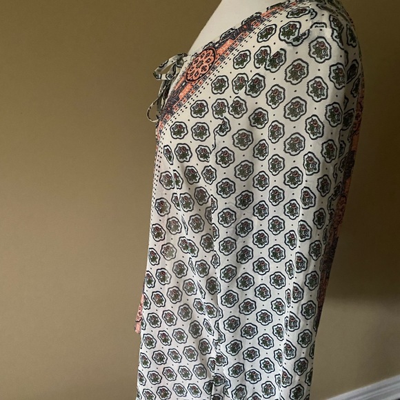 Old Navy-  women blouse- Size M - Picture 3 of 4